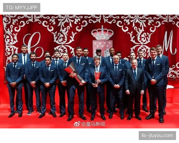 欧冠奖杯巡展抵达马德里，吸引数万球迷参观