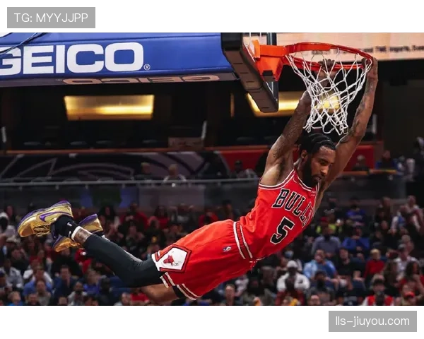 特写：季后赛门票争夺战，公牛后卫卡鲁索血洒赛场后带伤返场